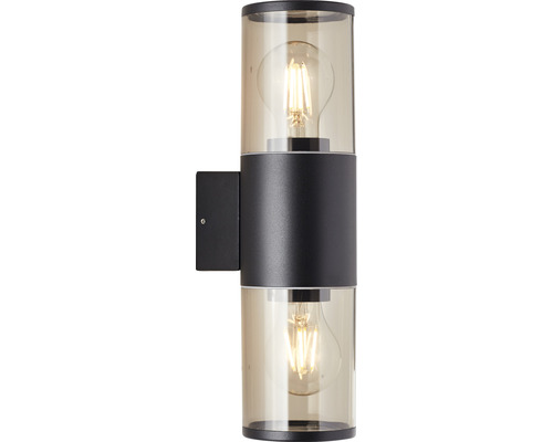 Svart vägglampa med två glödlampor bakom färgat glas