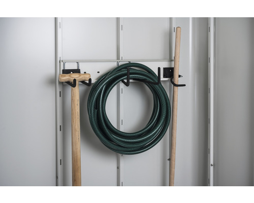 Trädgårdsslang, spade och skaft på ett verktygshäng