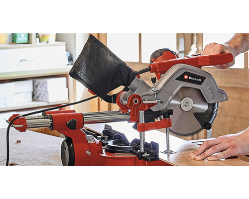 Kap- och gersåg som sågar ett arbetsstycke.