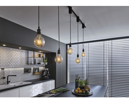 Modernt kök med belysning från runda pendellampor på ett skensystem