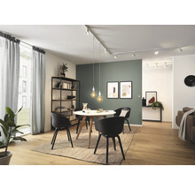 Vardagsrum med matbord, stolar, hyllor och skensystem med spotlights