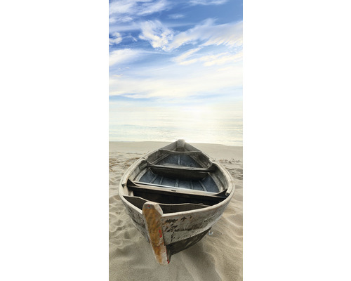 En liten båt ligger på en sandstrand.