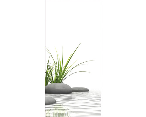 Dekorativt arrangemang med stenar, vatten och gräs för en lugn atmosfär