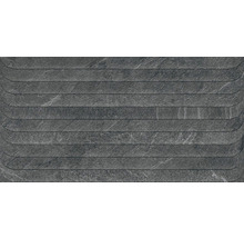 Mörk stenpanel med horisontell linjestruktur