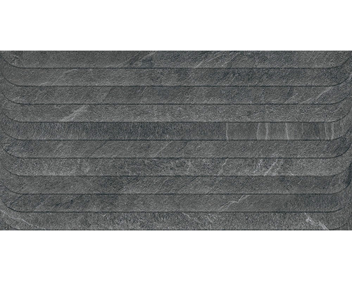 Mörk stenpanel med horisontell linjestruktur