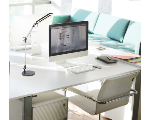 Arbetsplatsvy med skrivbord, dator och LED-skrivbordslampa