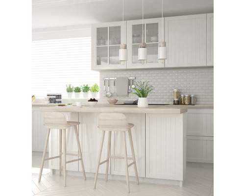 Ljust kök med köksö, barstolar och pendellampor för en vänlig atmosfär.