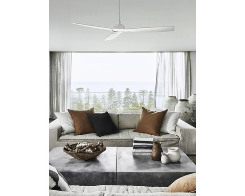 Vardagsrum med takfläkt, soffa, kuddar och soffbord