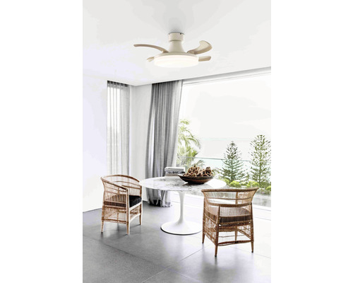 Ljust matrum med takfläkt och två stolar vid ett runt bord