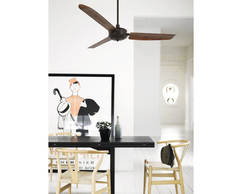 Rum med takfläkt, bord och stolar