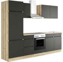 Köksdel med väggskåp, diskho och spis