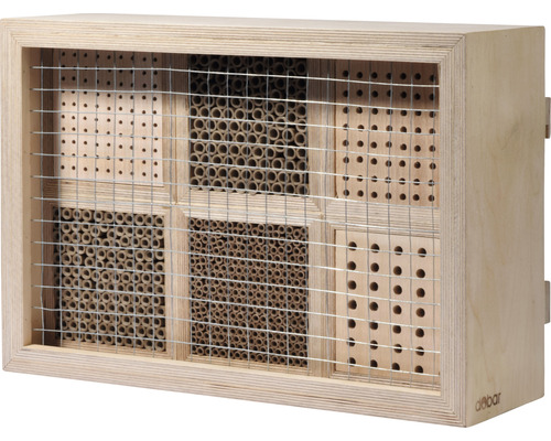 Insekthotell av trä med olika fyllnadsmaterial och metallnät