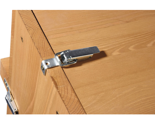 Detaljvy av ett träskåp med metalllås