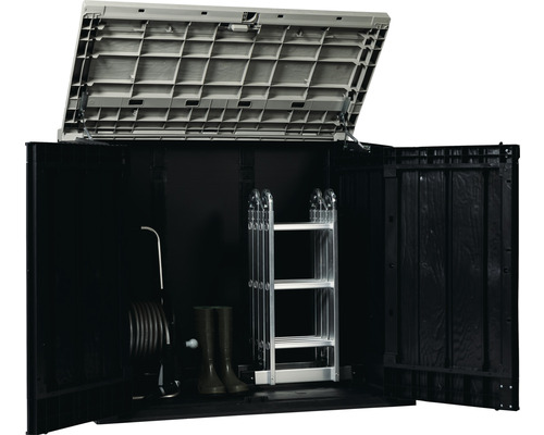 Öppet redskapsskåp med trädgårdsredskap som slangvagn, stövlar och stege