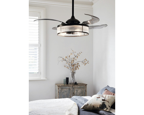 Takfläkt med belysning ovanför ett sovrum