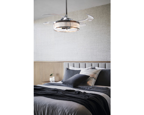 Takfläkt med belysning ovanför en säng i ett sovrum