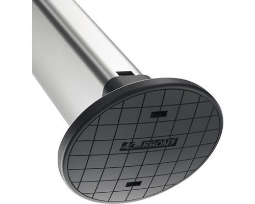 Detalj av en silverfärgad stång med svart fot