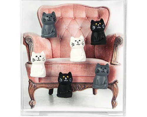 Dekoration med kattfigurer framför en fåtölj