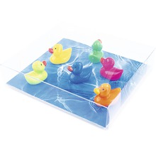 Sex färgglada badankor i gummi på ett underlag med vattenmotiv