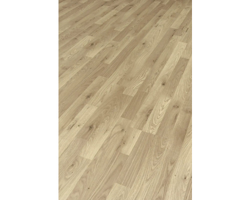 Lagt laminatgolv med träutseende