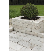 Blomlåda av travertin och gatstenar