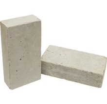 Två gatstenar i betong