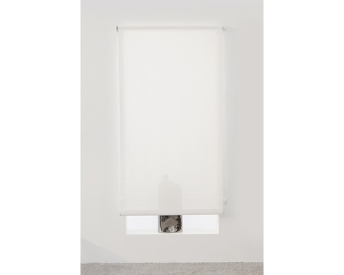 Vit rullgardin vid fönstret för ljusreglering