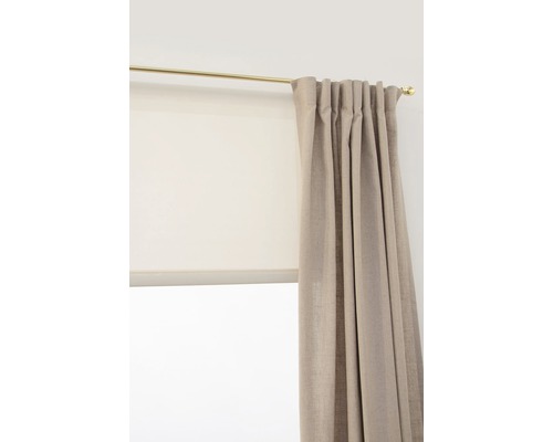 Gardin på gardinstång framför fönster med rullgardin