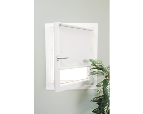 Fönster med öppen fönsterbåge och rullgardin