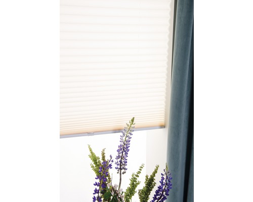 Detaljvy av fönsterdekoration med plisségardin och gardin