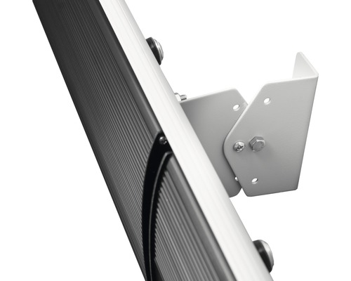 Detaljvy av en terrassvärmare med fäste