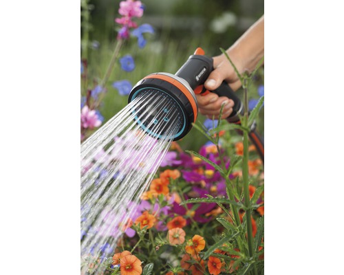 Handdusch för vattning av blommor i trädgården