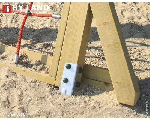 Detaljvy av ett lekplatsankare i metall fäst vid en träkonstruktion