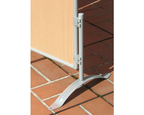 Detaljvy av metallfoten på en insynsskyddsskärm på en terrass