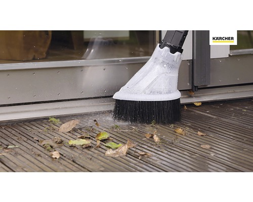 Kärcher logotyp. Borsttillsats för högtryckstvätt i bruk på en terrass.