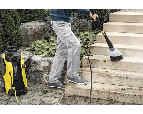Person rengör trappa med högtryckstvätt från Kärcher