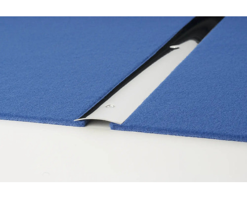 Metallövergångsprofil mellan två blå mattor