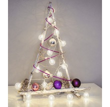 Dekorativ julgran av trä med belysning, julgranskulor och tallkottar