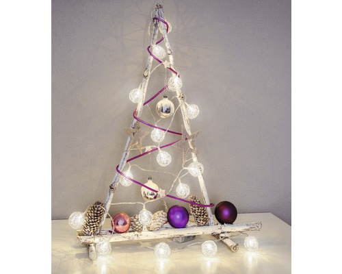 Dekorativ julgran av trä med belysning, julgranskulor och tallkottar