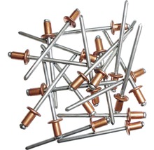 Flera metallblindnitar ligger ovanpå varandra.