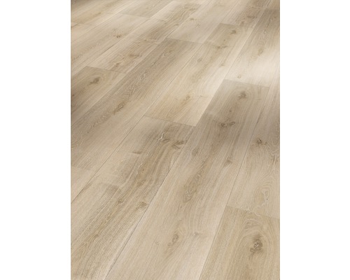 Ljust laminatgolv med träutseende