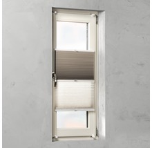 Fönster med beige plisségardin som syn- och solskydd