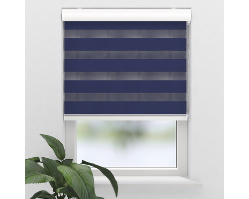 Fönster med rullgardin i randigt mönster