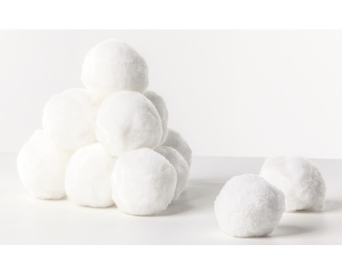 Pyramid av konstgjorda snöbollar