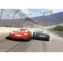 Racing-scen med Blixten McQueen och Jackson Storm på en racerbana