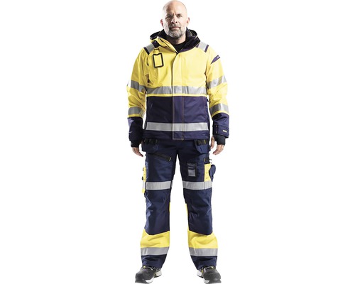 Man i gulblå skyddskläder bestående av jacka och byxor