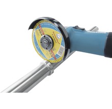 Makita vinkelslip med Kronenflex A 60 Extra slipskiva skär ett metallrör.