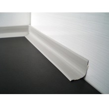 Golvlist av plast på väggen