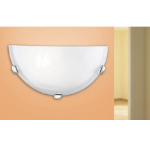 Halvrund vägglampa med kromfärgade element.