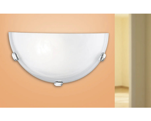 Halvrund vägglampa med kromfärgade element.